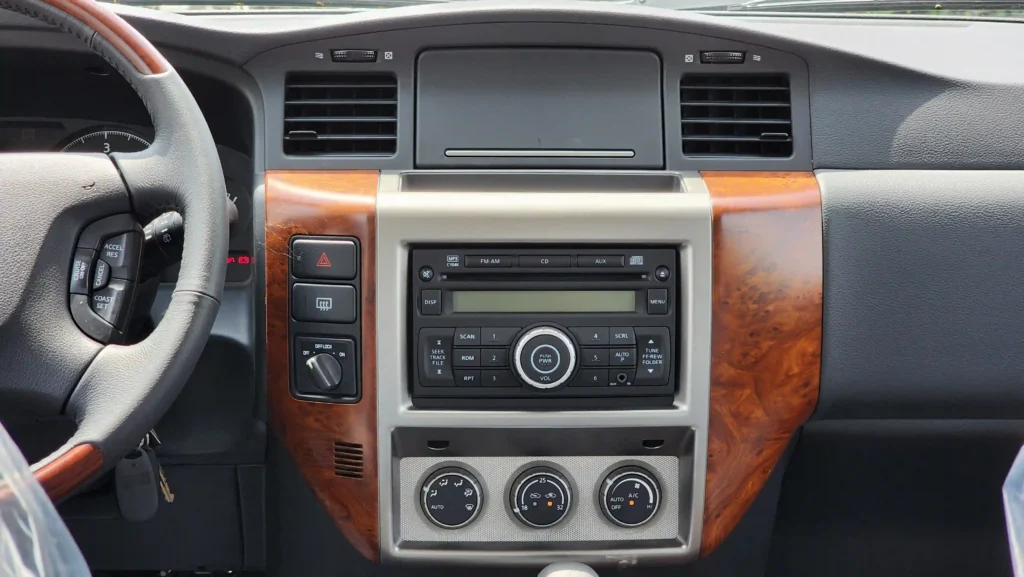 2023-nissan-patrol-safari-grx-v6-gcc-silver-11