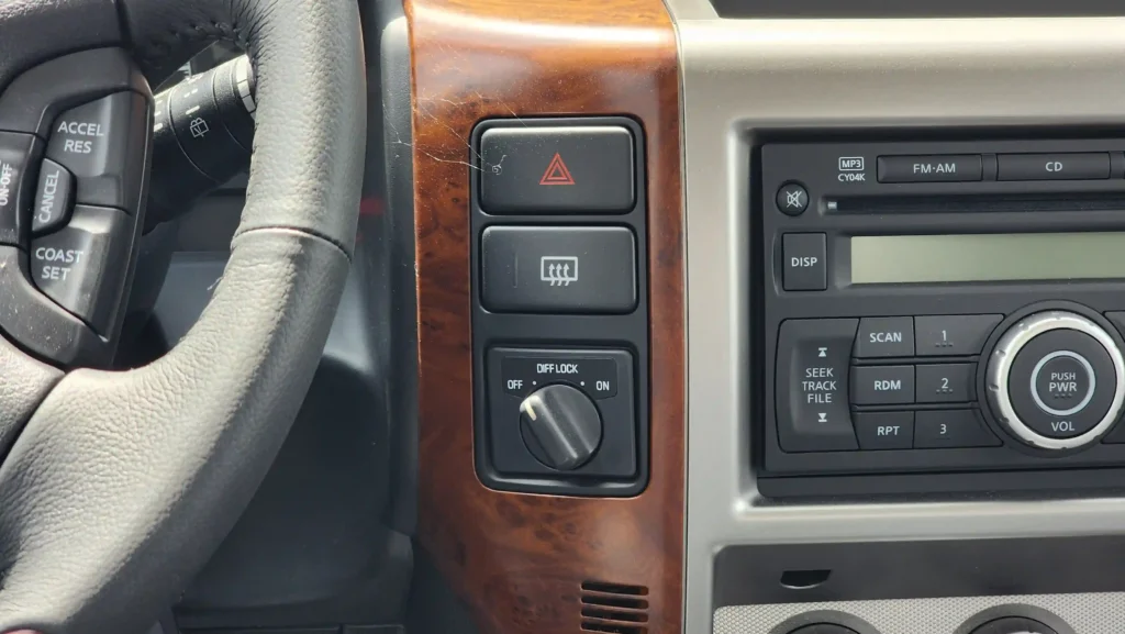 2023-nissan-patrol-safari-grx-v6-gcc-silver-12