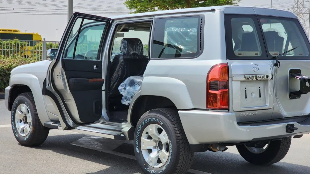 2023-nissan-patrol-safari-grx-v6-gcc-silver-17