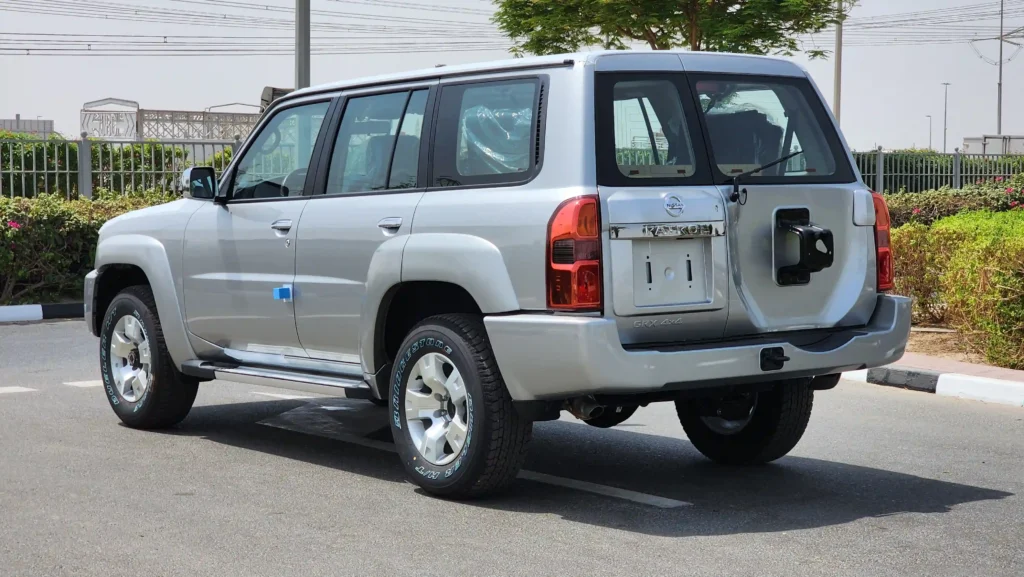 2023-nissan-patrol-safari-grx-v6-gcc-silver-21