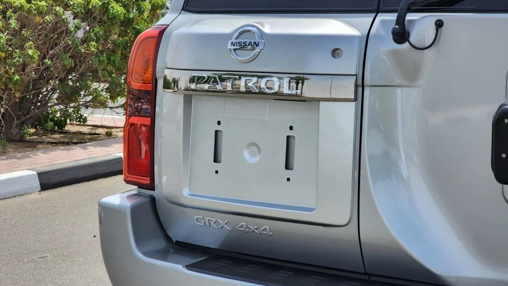2023-nissan-patrol-safari-grx-v6-gcc-silver-23