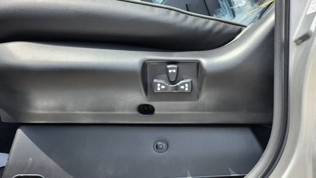 2023-nissan-patrol-safari-grx-v6-gcc-silver-7